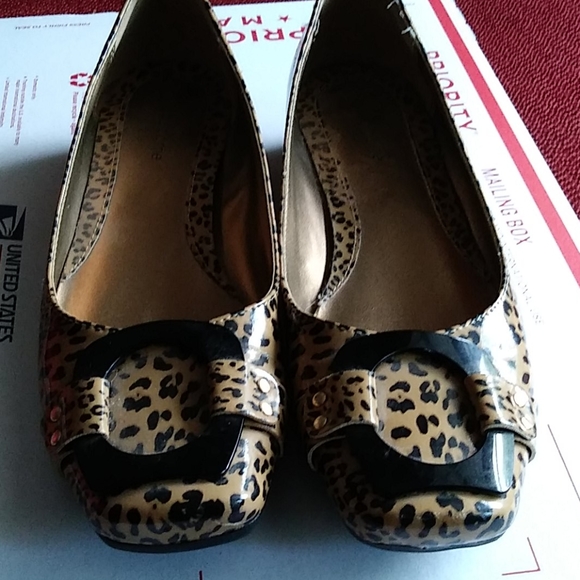 Liz Claiborne Shoes - Liz Claiborne leopard print flats 8M $28+belt